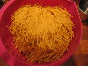 17 knæk spaghetti i 5 cm. stykker til du har 7 dl. ukogt pasta