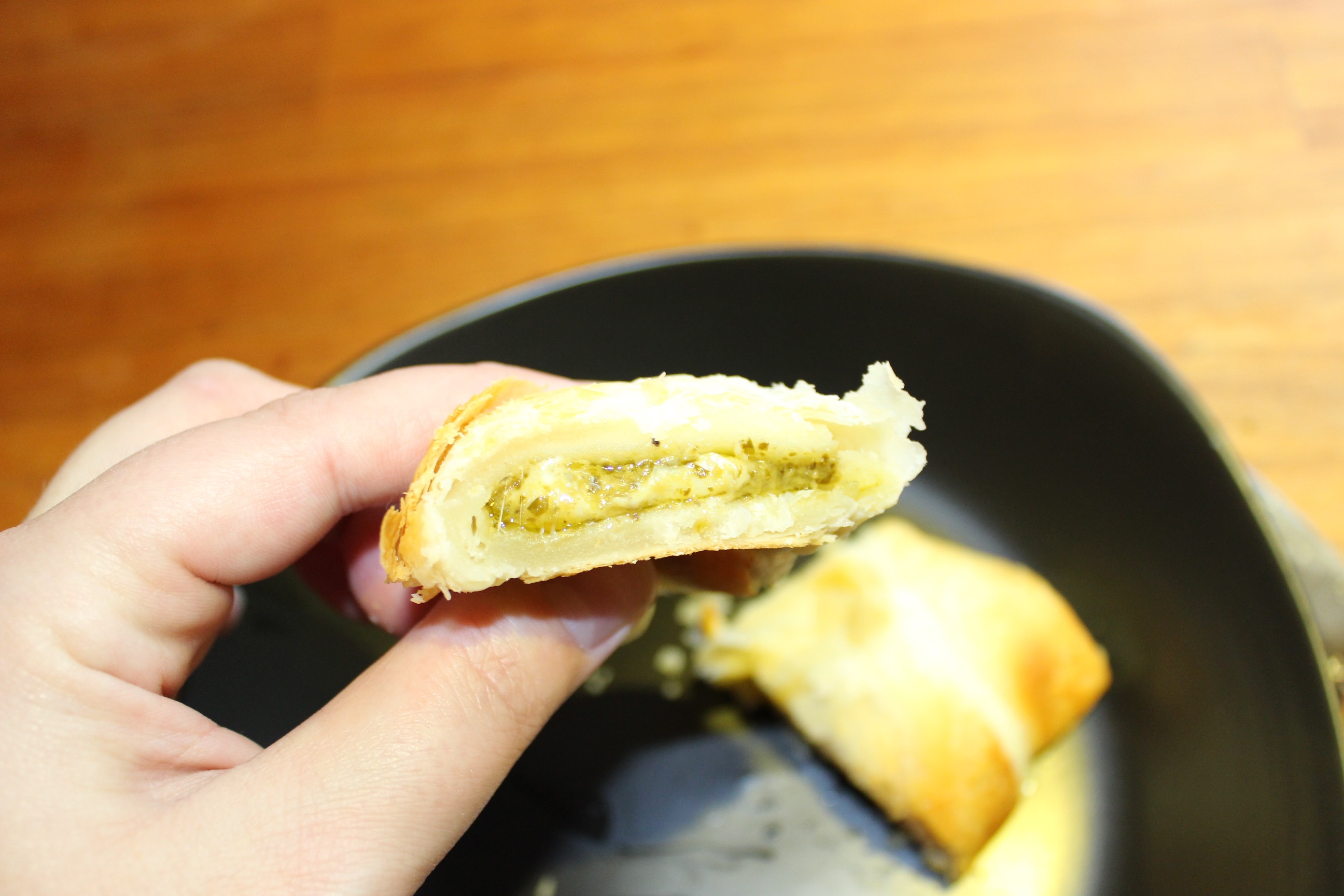 Croissant med pesto og ost