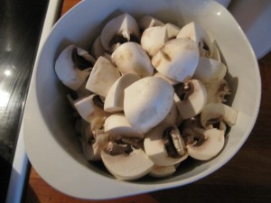 12 Champignon skæres i kvarte
