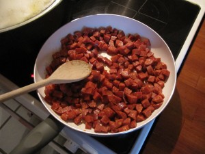 19 Løg og chorizo steges på panden