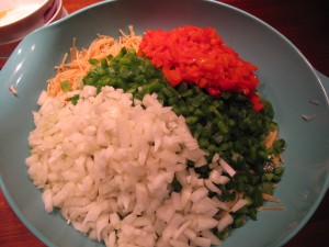 24 hæld løg, peberfrugt og paprika ned til kyllingen