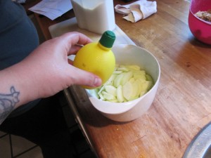 4 Citronsaft over æblerne