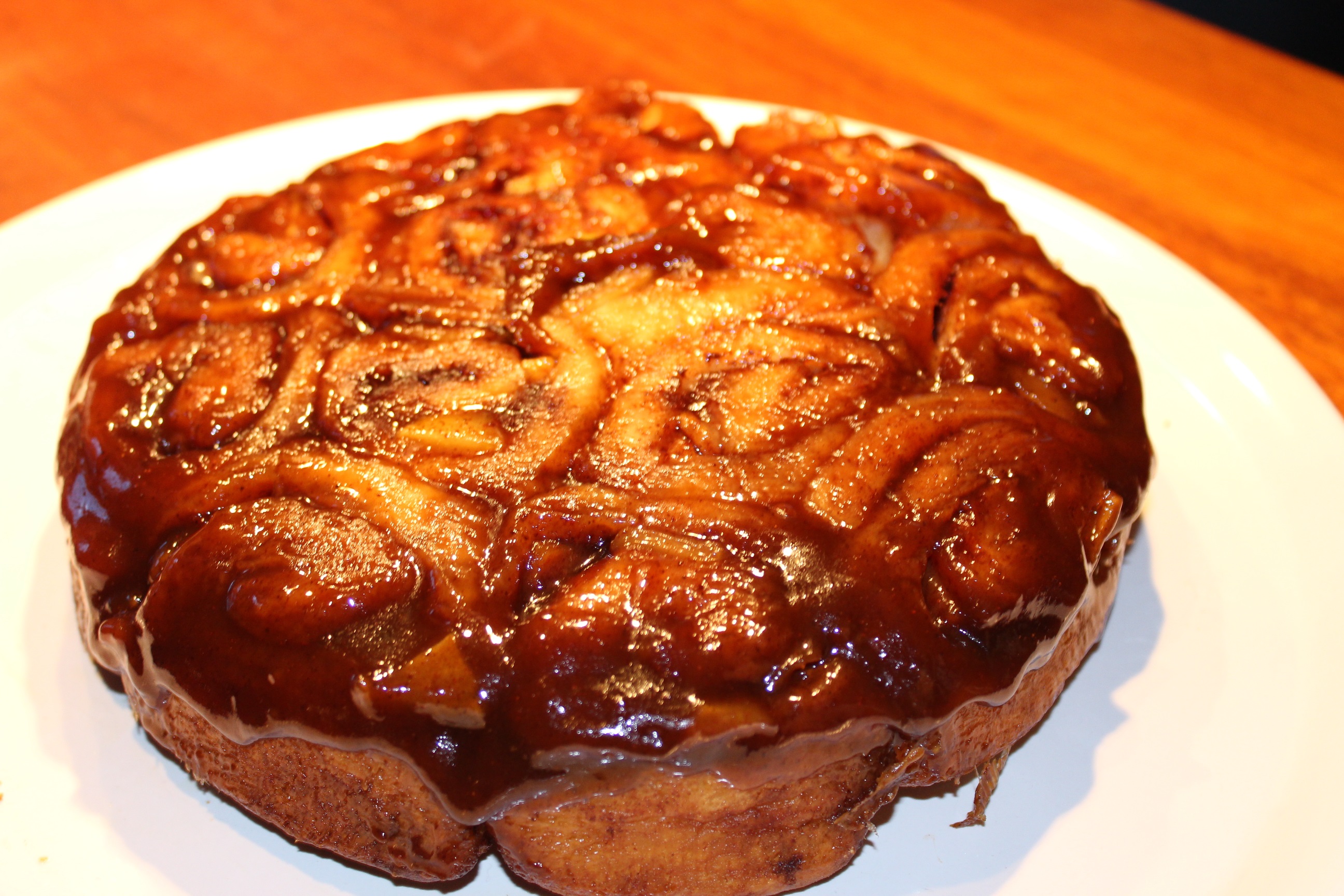 Karamel-æble sticky-icky-icky upside-down kage