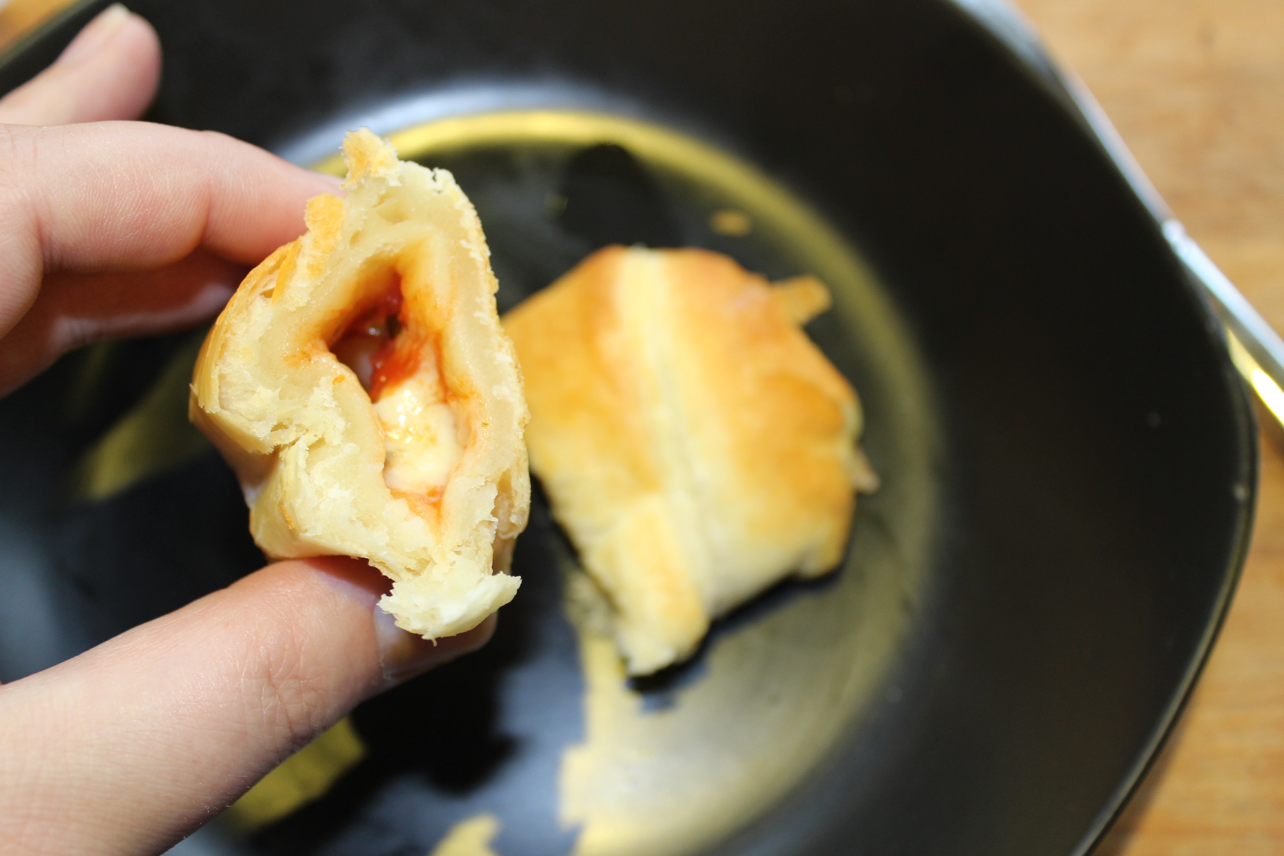 Croissant med ost og tomatsauce