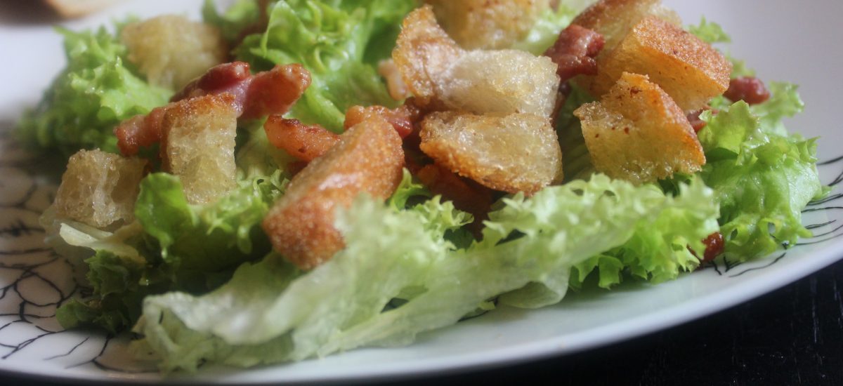Sprød salat med lun sennepsdressing