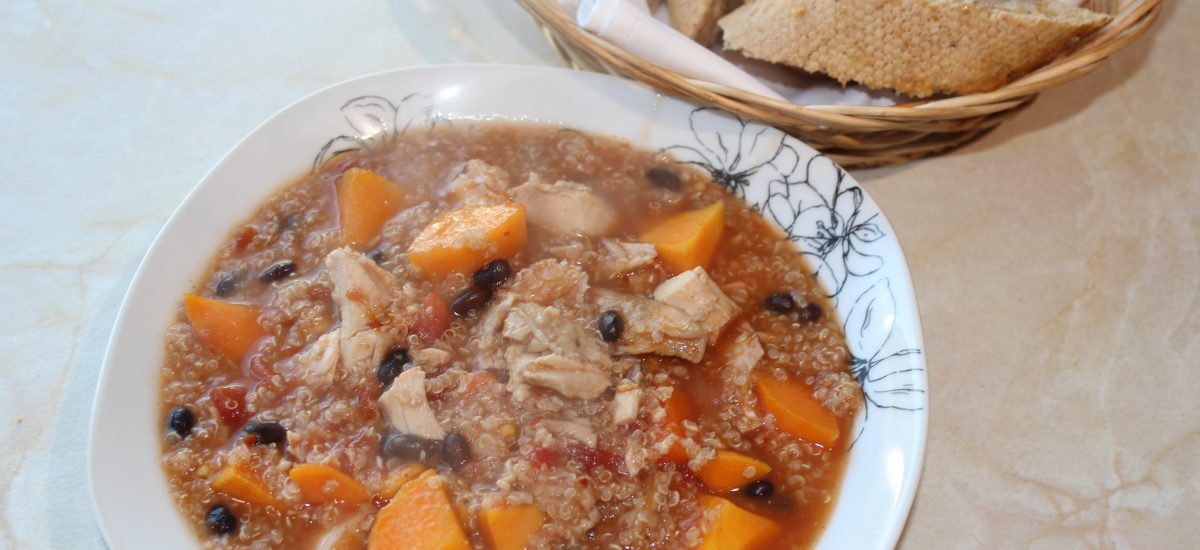 Hønsekødssuppe med quinoa og søde kartofler